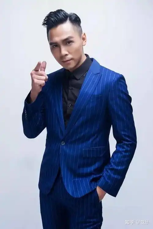 廖寰95后广州本土新晋歌手,2016年推出单曲《回忆广州》正式出道.