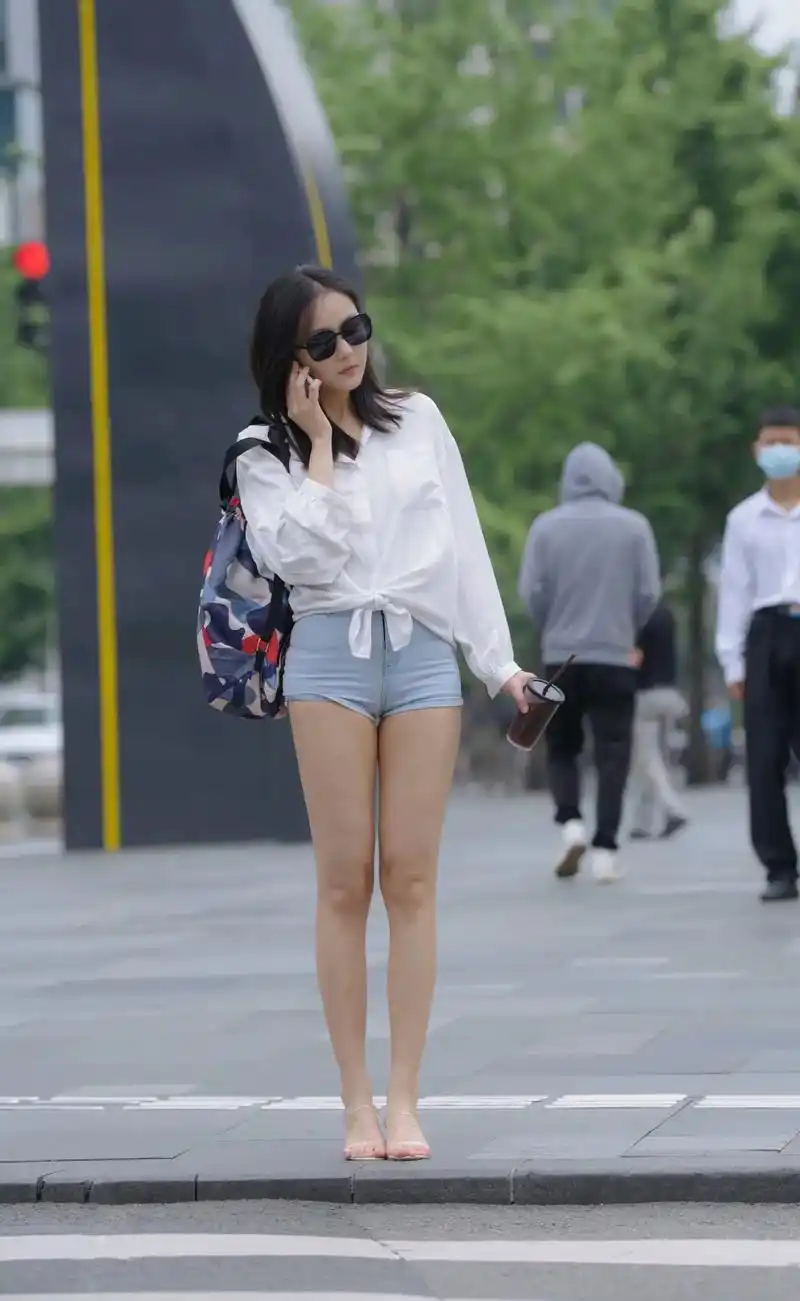 时尚街拍 #好看的小姐姐 #户外拍摄 #今日穿搭look  - 抖音