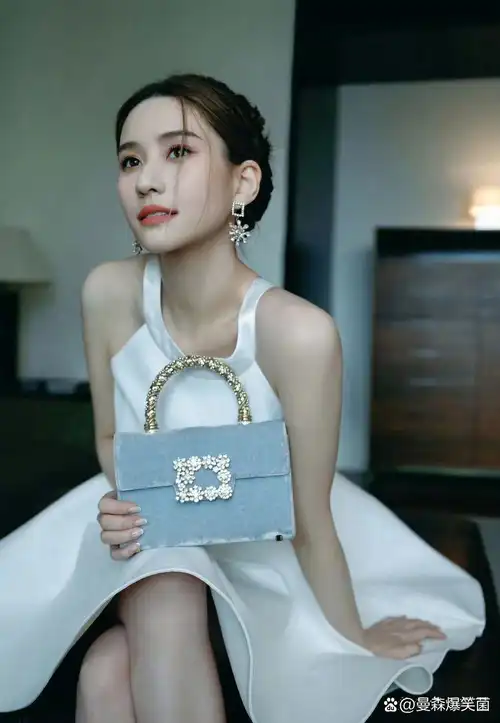 何超莲这身白色短裙上线,气质惊人,让人赏心悦目;她算她们大家族里最