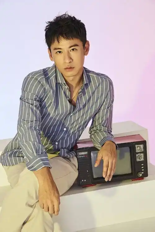 今日,@钱泳辰 曝光一组时尚写真.