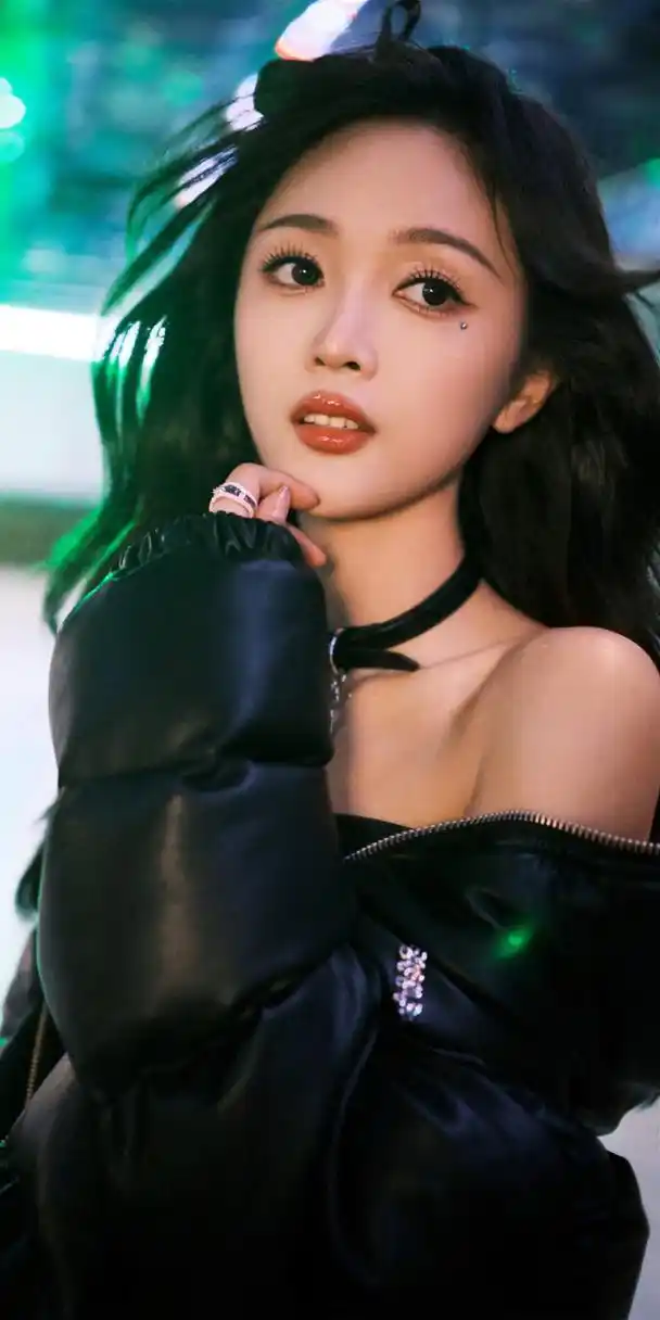吴宣仪卷发红唇黑色穿搭壁纸