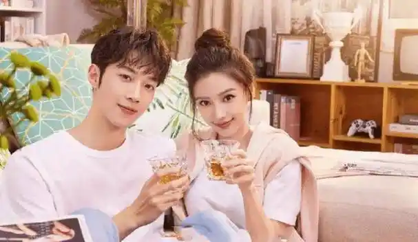 杨颖赖冠霖深夜拍戏,两人聊天十分愉快,站一起被吐槽差一辈!