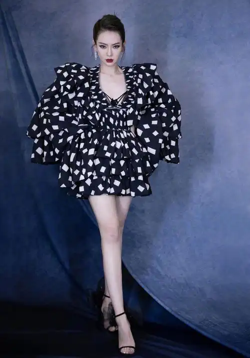 穿在戚薇身上就是妥妥的气场女王,黑色细高跟凉鞋,很好的与礼服呼应