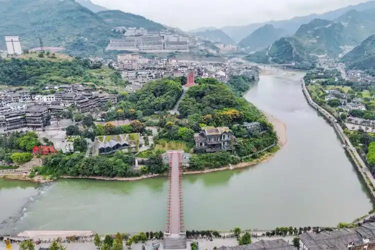 来贵州怎么玩?当然是"飞"起玩! -- 茅台镇