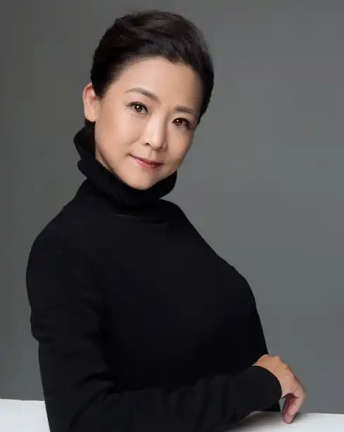 苗苗,原名黄禾,毕业于北京广播学院,任职于北京电影制片厂,国家一级女