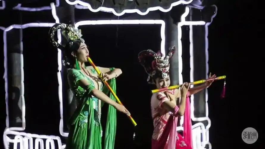 从进剧团第一次面试开始,唐振就因为相貌和身段被导演看中,选做了反串