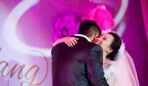 潘阳结婚一周年 晒婚照温馨感人