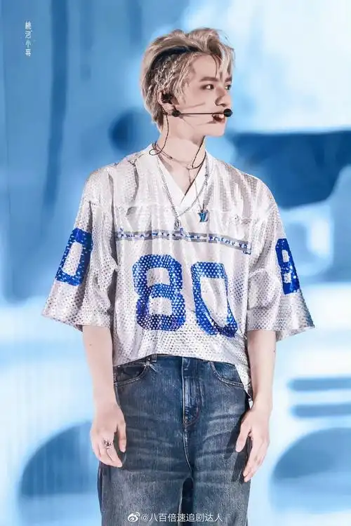 刘耀文这套舞台妆造,真的封神了,银发好