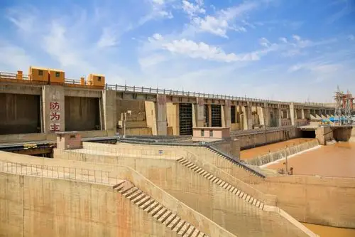 大坝上,参观展览,随着讲解员的解释,查阅了相关的资料,对于青铜峡水电