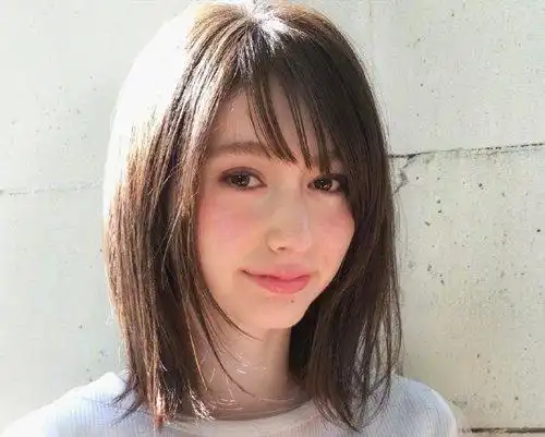 随季节来个不规则打薄碎发尾剪性感中长发也为了迷离碎发而妥协