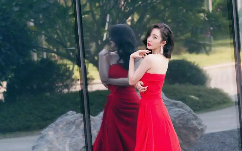 杨幂靓丽红裙性感迷人写真图片壁纸