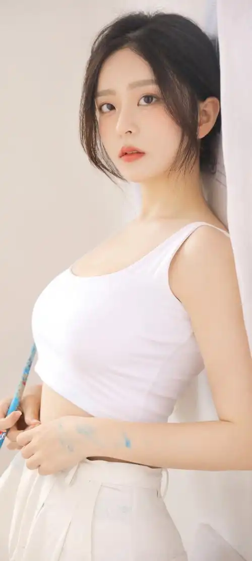 白色背心美女 画画 高清美女手机壁纸