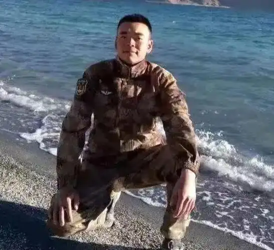 那个驻守中印边境前线的大胡子中尉又出镜了,感动的一塌糊涂!