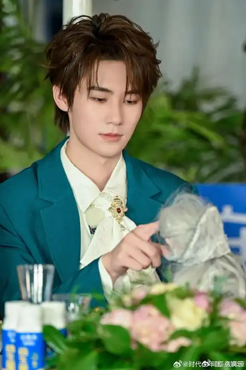 时代少年团发了张真源##张真源宫廷小王子