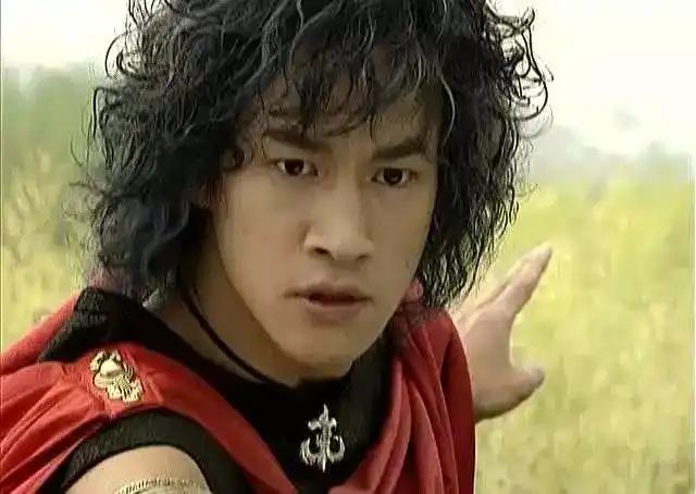 你是否还记得小时候看的《风云》里的步惊云,顶着一个泡面头,却 霸气