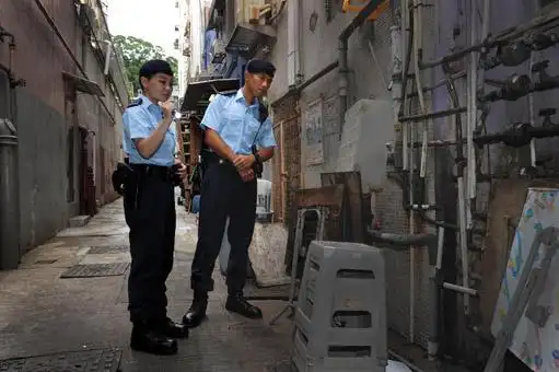 图片:警员巡逻中