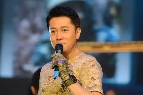 蔡国庆是中国歌坛的常青树,他的歌曲《常回家看看》《三百六十五个