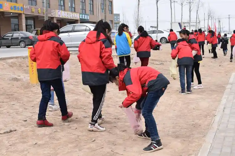 新区第五小学党员教师带领学生志愿者进社区参与社区志愿者服务活动