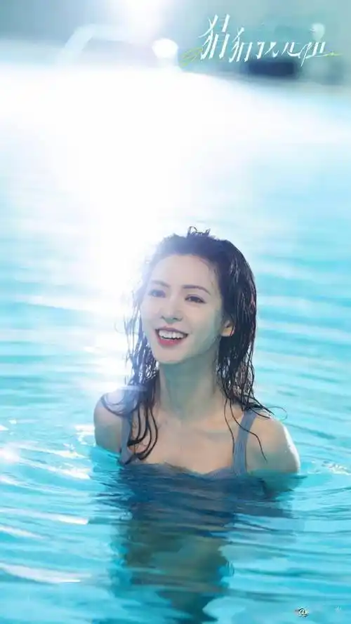 张予曦泳池身材,《猜猜我是谁》泳池写真曝光彰显运动魅力