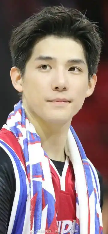 真的好像邱泽 贺军翔啊,虽然已被妹妹无情抛弃