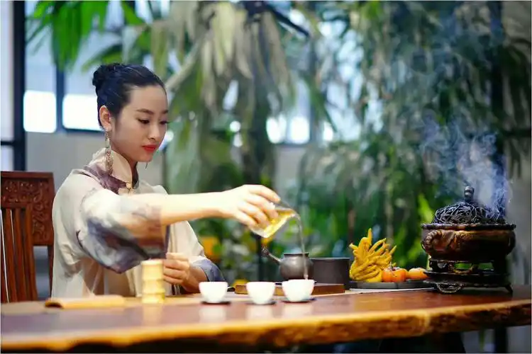 喝茶的女人,骨子都会透着美