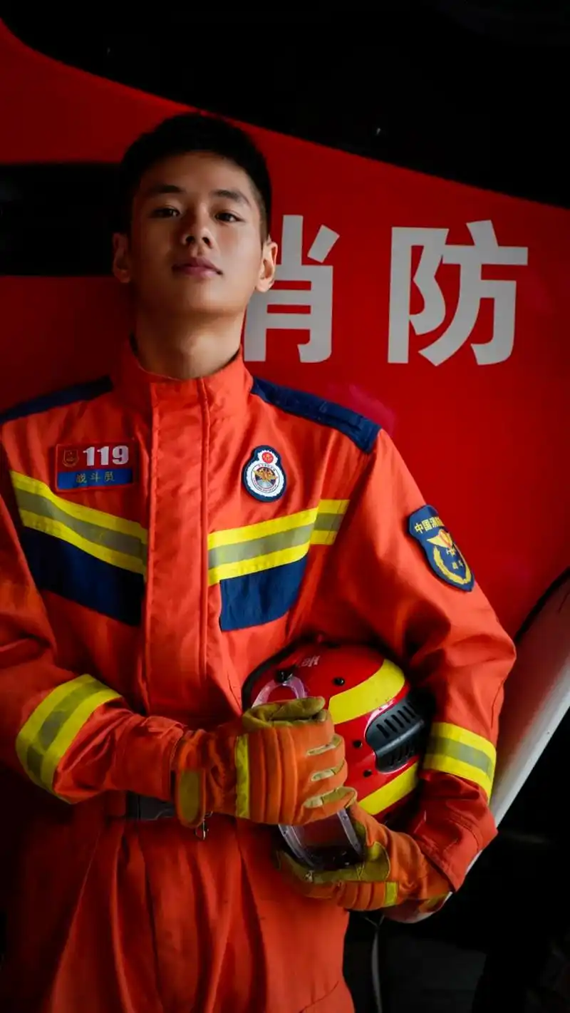 咳咳,蓝朋友的壁纸来啦!#蓝朋友 #消防员 #壁 - 抖音