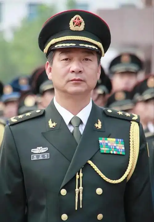 何卫东上将与西部战区原司令员赵宗岐的入伍经历相似.