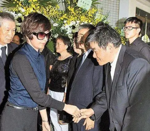 据说吴敦早年加入台湾b社会团体竹联帮,十四岁即追随陈启礼,坐了六年