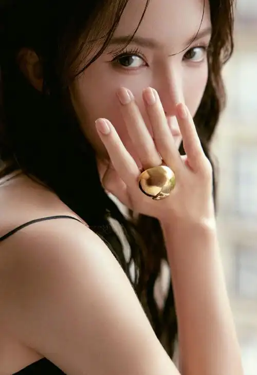 金晨现身#巴黎男装周#ami2025春夏大秀秀场,身着ami fall winter