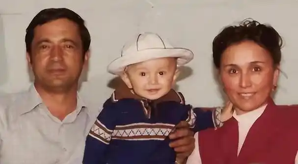 尼格买提30岁娶帕夏古丽结婚9年没孩子如今仍在主持的路上