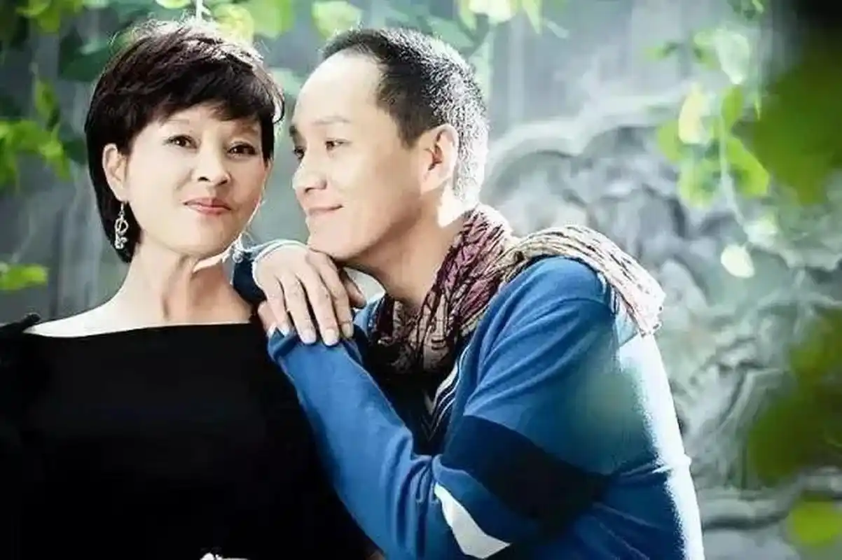 真正"相亲相爱"的明星夫妻之冯远征和梁丹妮  说起冯远征,不得不让人