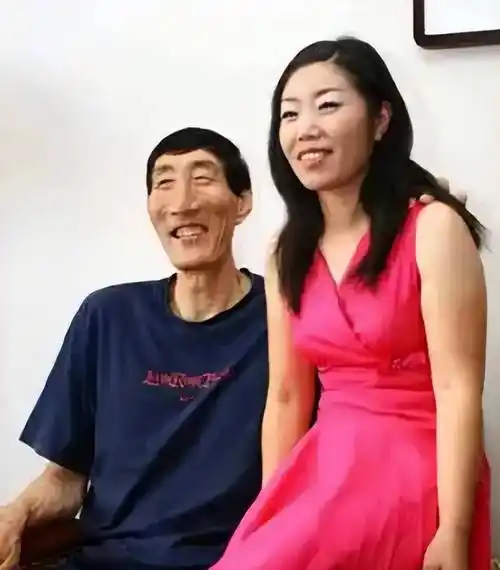 中国第一巨人鲍喜顺的儿子:如今15岁身高一米七多,与常人无异