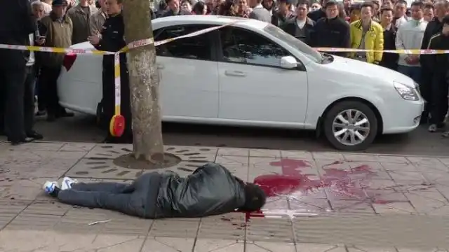 宜宾江北生活广场一男子当街遭人砍死,惨不忍睹[组图]