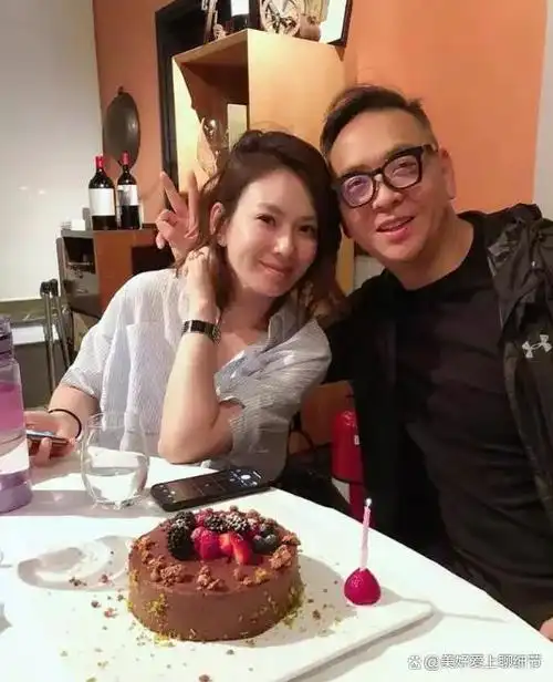 本名刘恭显的台湾女子主持人·殷悦日前突然宣布与丈夫吴育奇离婚