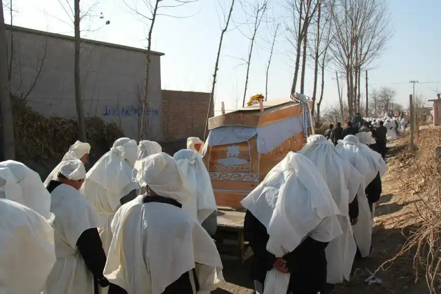 河北任丘农村葬礼中的古老与时尚