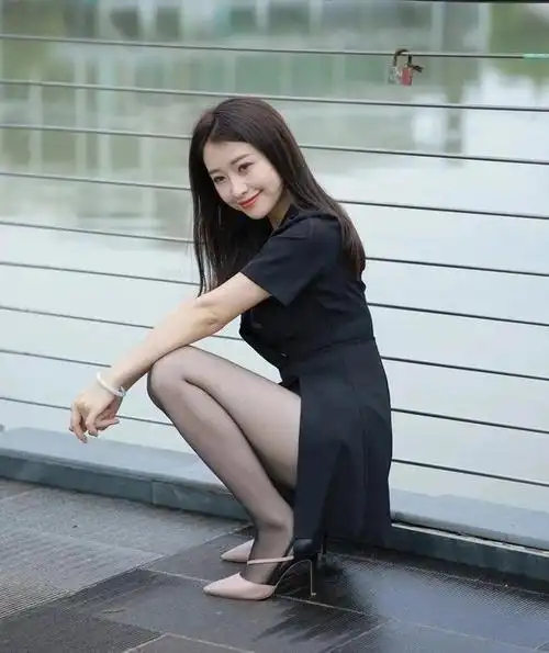 时尚黑色短裙穿搭搭配高跟鞋笑容很甜美的小姐姐职业装不错的选择啊