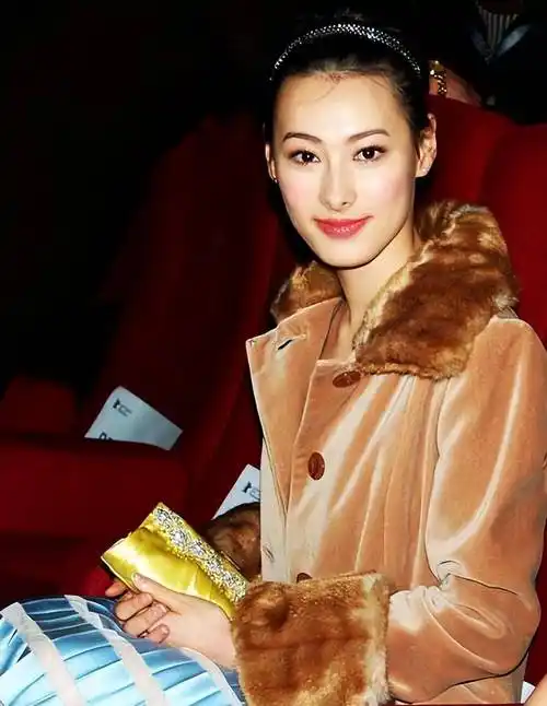 不过无论是从经济地位还是外貌来看,年轻的梁洛施都没有必要找一个比