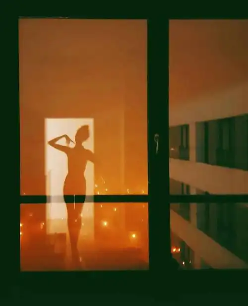 宛如一幅画像在她的自拍中,大多都是与影子的嬉戏,阳光下,把纤细的身