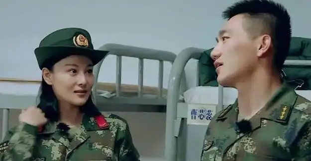 当时何捷站在张馨予的背后,通过玻璃上的反光他能够张馨予的表情