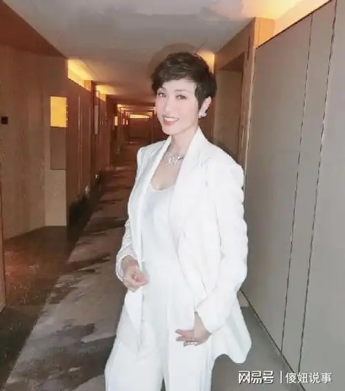 54岁陈法蓉好显嫩一头短发帅气十足穿西装在女明星里真显眼