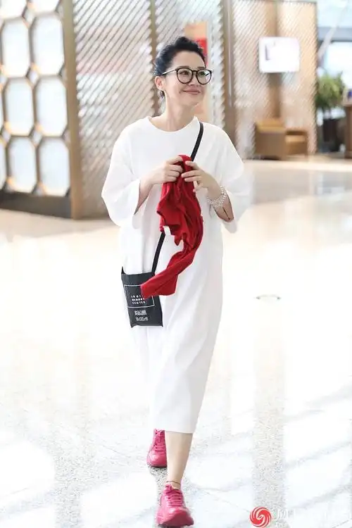 2020年7月27日讯,近日漂亮姐姐许晴在新加坡夜跑的路人街拍冲上了微博