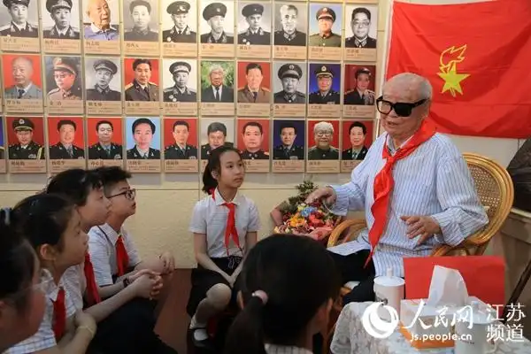 党旗飘扬党徽闪亮