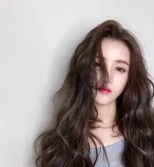 烫一款这样好看的发型,你就变女神喽!长发烫卷度越大越显成熟,适合