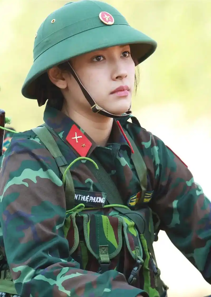 2012年,一位越南女士兵在训练中被拍摄到了这一幕.