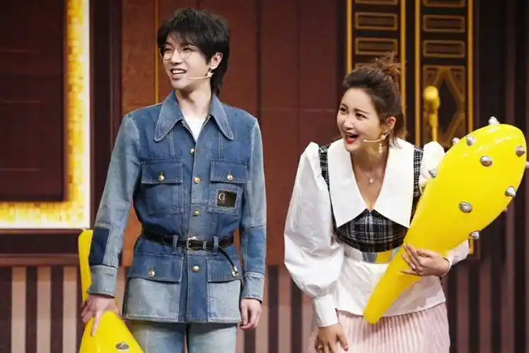 真爱粉!张歆艺冒雨赴约华晨宇鸟巢演唱会_娱乐_天气_社交