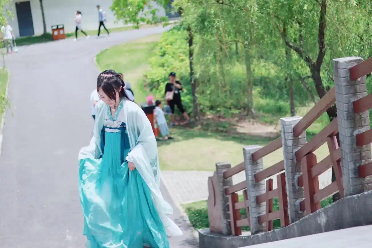公园汉服古装约拍照片合集#摄影 #汉服 #古风 #汉服写真 - 抖音