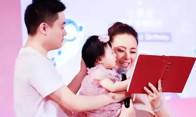 丁俊晖富婆妻子气质温婉五官撞脸阿娇穿国风裙美得端庄大气