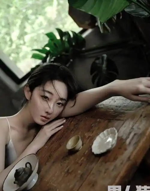 蒋梦婕《男人装》七月刊封面,穿裸色胸衣身材傲人,太辣了_黑色_连衣裙