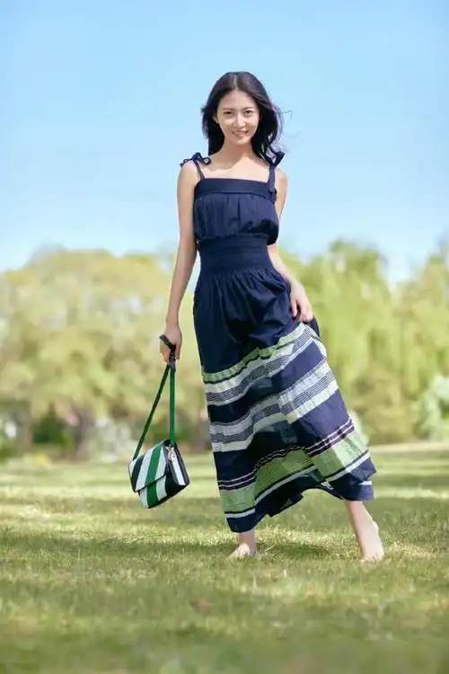 陈钰琪赤脚踏青穿吊带条纹裙出镜阳光下美成了校园初恋