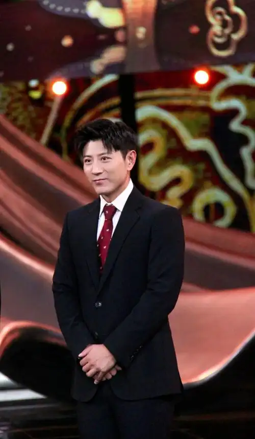 高晓攀《衣尚中国》致敬古今战士 小先生《相声大会》传承传统文化